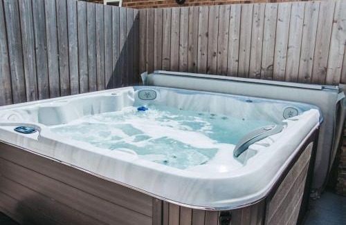 Lydd House | Coastal Courtyard with Hot Tub, Greatstone