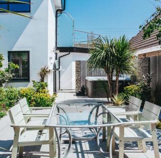 Lydd House | Coastal Courtyard with Hot Tub, Greatstone