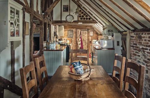 Stone in Oxney Apartment | Coldharbour Cottage with Hot Tub