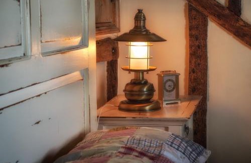Stone in Oxney Apartment | Coldharbour Cottage with Hot Tub