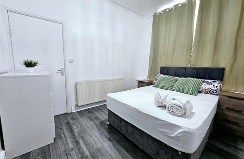 Kirkdale Apartment | Comfort