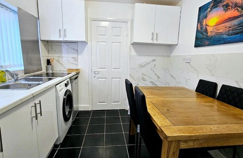 Kirkdale Apartment | Comfort