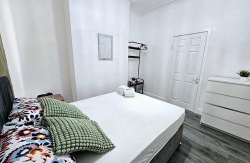 Kirkdale Apartment | Comfort