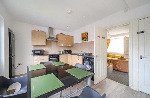 Leeds Apartment | Comfortable 2-Bed Home with Free Parking