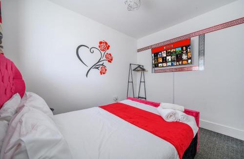 Leeds Apartment | Comfortable 2-Bed Home with Free Parking