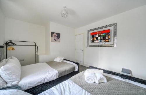 Leeds Apartment | Comfortable 2-Bed Home with Free Parking