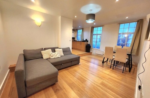 Stockwell Apartment | Comfortable 2BR Flat - 1 Min to Tube, Sleeps 6
