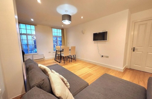 Stockwell Apartment | Comfortable 2BR Flat - 1 Min to Tube, Sleeps 6