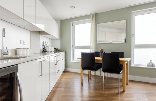 Highbury West Apartment | Comfortable 2BR Flat Beside Arsenal Stadium for 4
