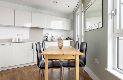 Highbury West Apartment | Comfortable 2BR Flat Beside Arsenal Stadium for 4