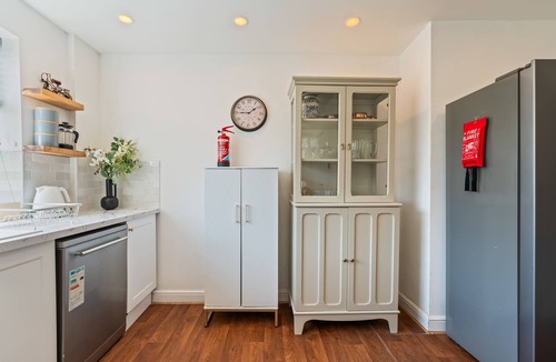 Seacroft House | Comfortable 3-Bed House in Leeds, Sleeps 5!