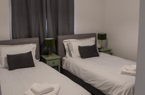Stevenage Apartment | Comfortable 3 bed house in central location, Stevenage