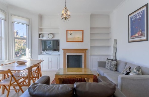 Shaftesbury Apartment | Comfortable 3 bedroom Flat in Battersea