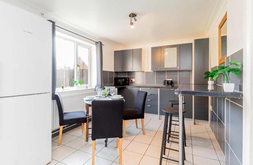 Eight Ash Green House | Comfortable 3BED House with Garden & Parking