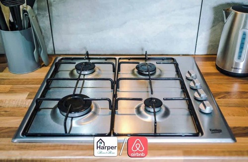 Hawarden Apartment | Comfortable 3BR Sleeps 6 | Contractor Stays