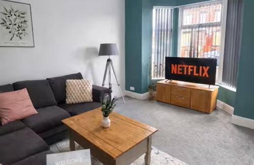 Leeds House | Comfortable 4-Bed Home 8 Beds Pets Welcome Sleeps 9