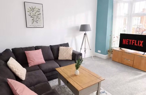 Leeds House | Comfortable 4-Bed Home 8 Beds Pets Welcome Sleeps 9