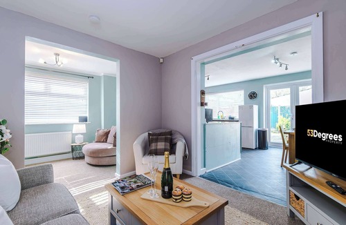 Elton House | Comfortable 4 Bed Home, Perfect for Business Stays