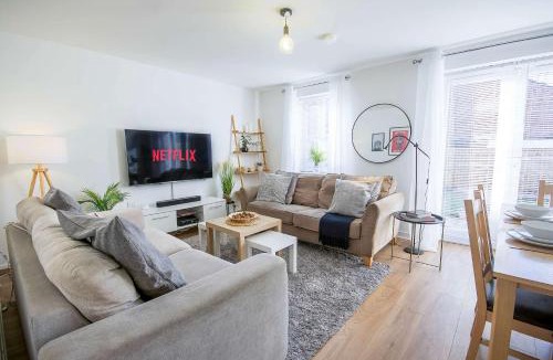 Long Eaton House | Comfortable 4 Bed Modern Townhouse with Parking