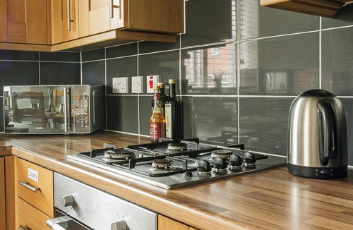 Long Eaton House | Comfortable 4 Bed Townhouse - Sleeps 9, Private Garden, Free Parking