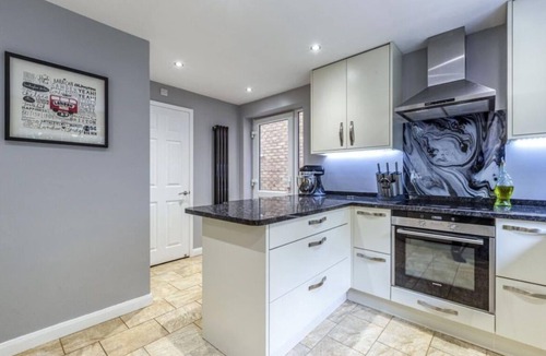 Runnymede House | Comfortable 5-Bedroom home- Parking - Smart TV - Business Ready