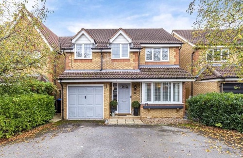 Runnymede House | Comfortable 5-Bedroom home- Parking - Smart TV - Business Ready