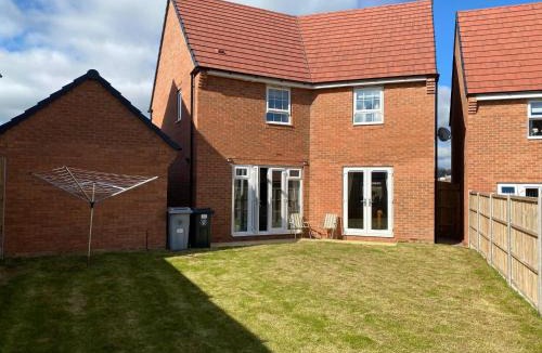 Grantham House | Comfortable 5 - Guest Abode - In Quiet Village