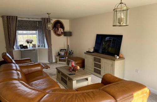 Grantham House | Comfortable 5 - Guest Abode - In Quiet Village