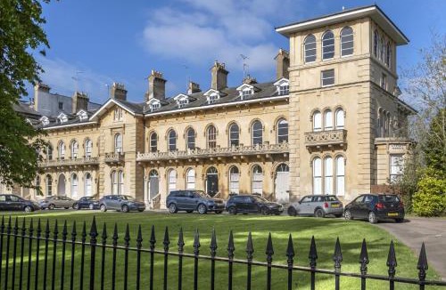 Cheltenham House | Comfortable & Contemporary 5-Bed 3 Bathroom Home