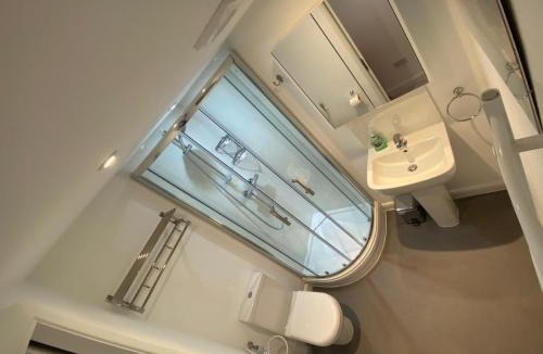 Cherry Hinton House | Comfortable cosy double ensuite room 'Karibu'