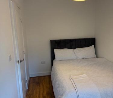 Cradley House | Comfortable double room with shared spaces