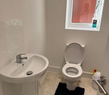 Cradley House | Comfortable double room with shared spaces