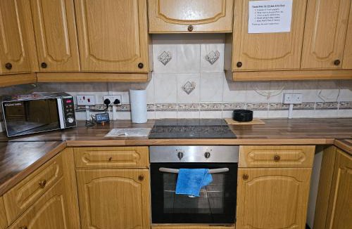 Newark upon Trent House | Comfortable Double Room, private bathroom, not ensuite