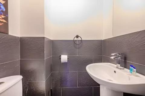 Moffat House | Comfortable Double Room LS16 WiFi Parking