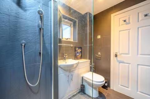 Moffat House | Comfortable Double Room LS16 WiFi Parking