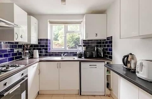Oxford House | Comfortable ensuite bedroom in the heart of Cowley