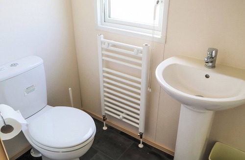 Mablethorpe House | Comfortable modern 12ft-wide caravan with one double and two twin.