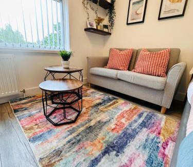 Selly Oak House | Comfortable Private self-contained Room in Birmingham Selly Oak with own Kitchenette and shared bathroom R3