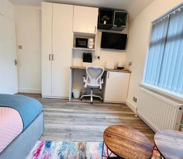 Selly Oak House | Comfortable Private self-contained Room in Birmingham Selly Oak with own Kitchenette and shared bathroom R3