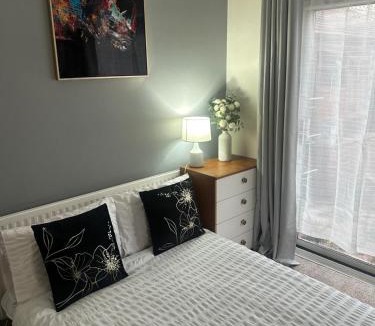 Basildon House | Comfortable Rooms Near Basildon Town Centre