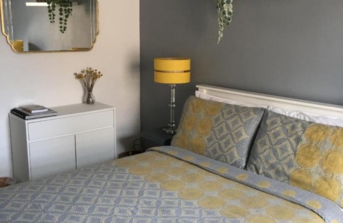 Glastonbury House | Comfortable rooms with live in host, walking distance to the High St & more