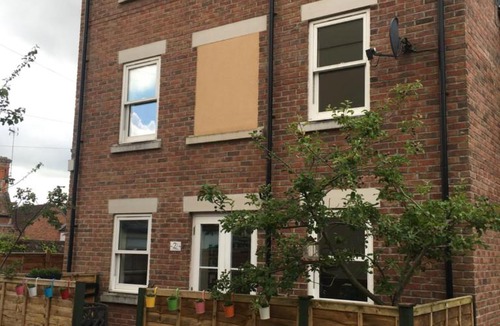 Glastonbury House | Comfortable rooms with live in host, walking distance to the High St & more