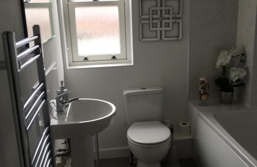 Glastonbury House | Comfortable rooms with live in host, walking distance to the High St & more