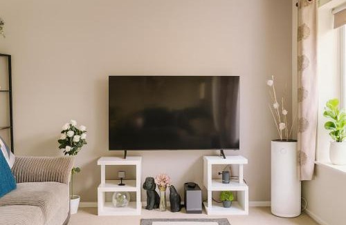 Cwmbran Apartment | Comfortable Two Bedroom Home