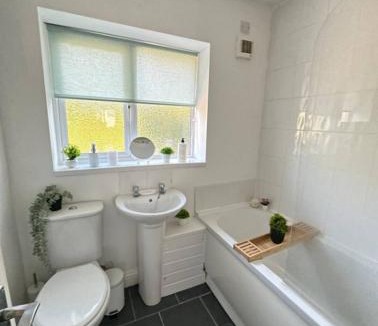 St Helens Apartment | Comfy 1 BR Apartment - Sleeps 2 with Free Parking!