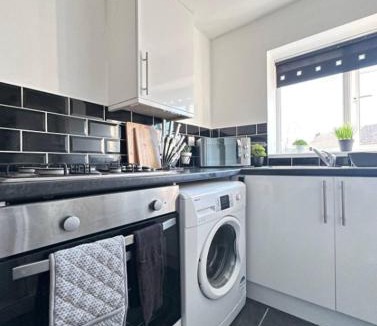 St Helens Apartment | Comfy 1 BR Apartment - Sleeps 2 with Free Parking!