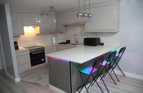 Cradley Apartment | Comfy 2-bedroom Flat with Private Parking
