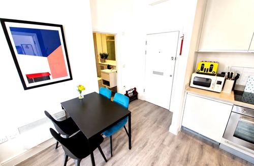 Bristol City Centre Apartment | Comfy Central Flat Near Cabot Circus | Sleeps 4