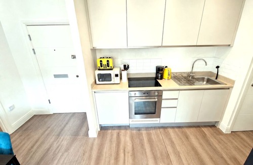 Bristol City Centre Apartment | Comfy Central Flat Near Cabot Circus | Sleeps 4