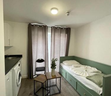 Chadwell House | Comfy family studio